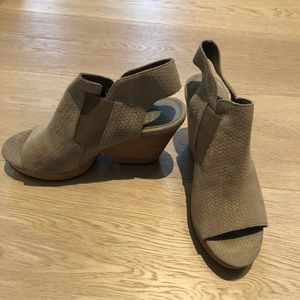 Dress sandals-beige suede